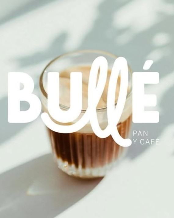 Lettering branco de traço contínuo sobre foto de um copo de café com luz natural