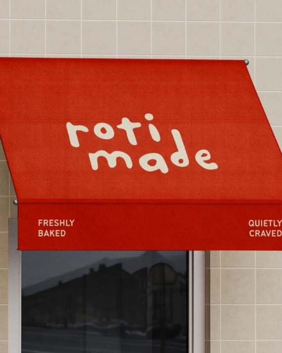 Toldo vermelho com letras orgânicas em off-white